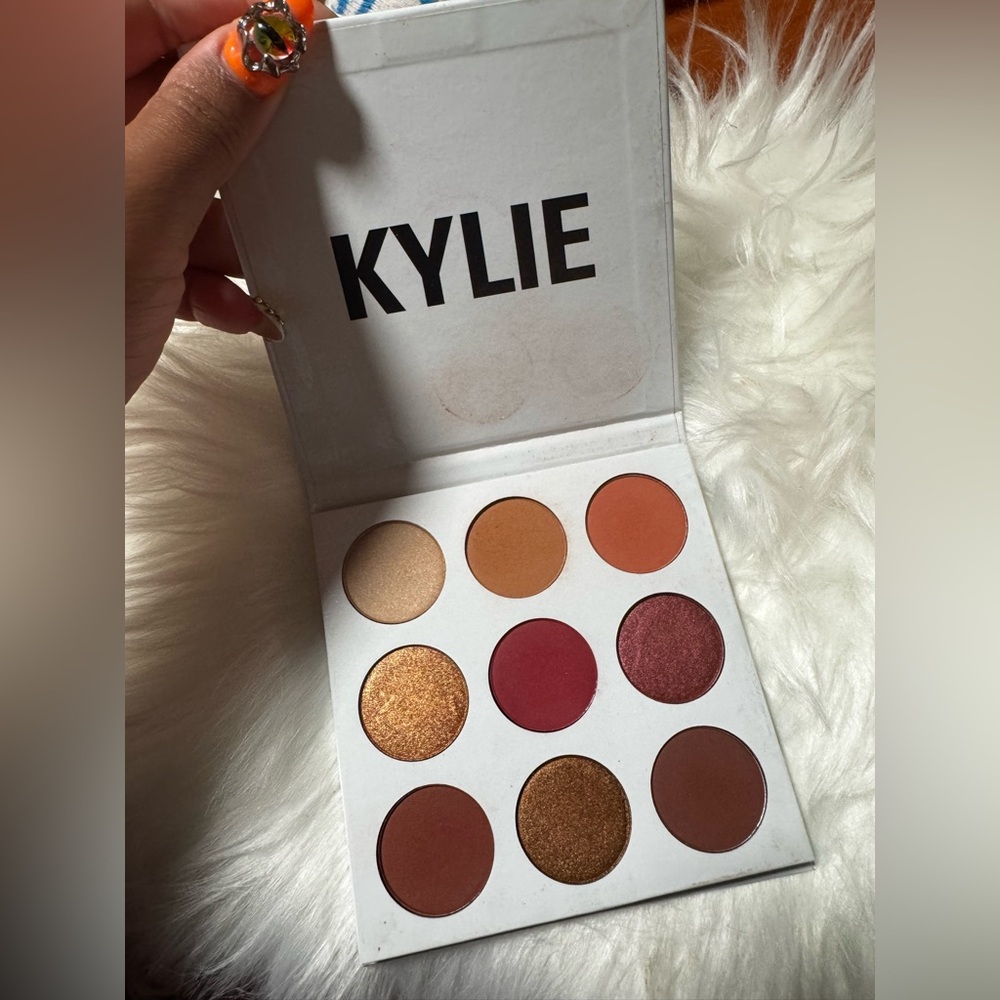 Kyle burgundy palette